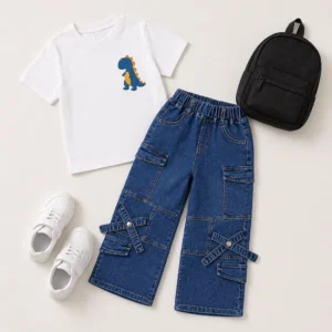 Conjunto infantil para niño con pantalón cargo denim y camiseta blanca