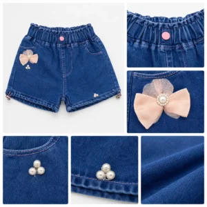 Detalle de shorts de mezclilla para niña con lazo, perlas decorativas, costuras resistentes y tela suave